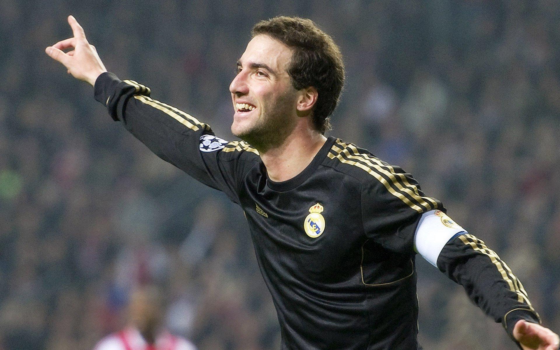 德甲联赛激战正酣，拜仁慕尼黑与多特蒙德上演巅峰对决